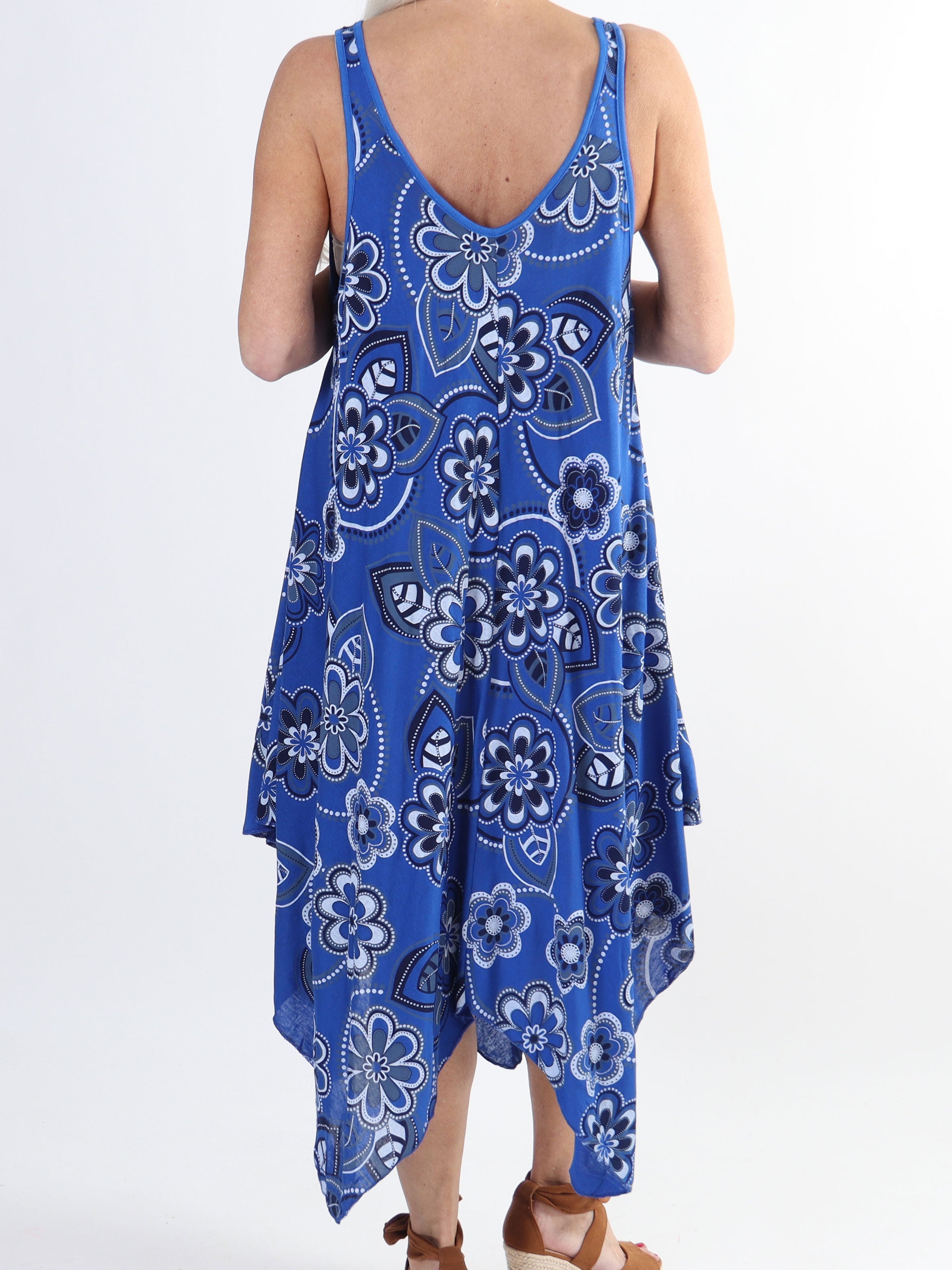 Veronica Flower - Blommig klänning med breda axelband i plusstorlek